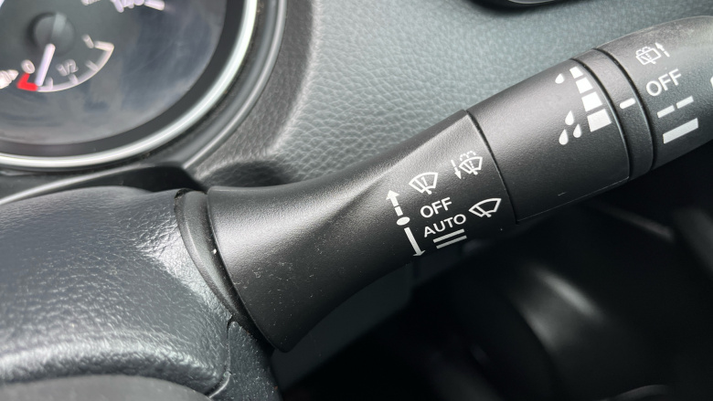 Nissan Qashqai 1.3 DiG-T N-Connecta 5dr [Glass Roof Pack] Petrol Hatchback